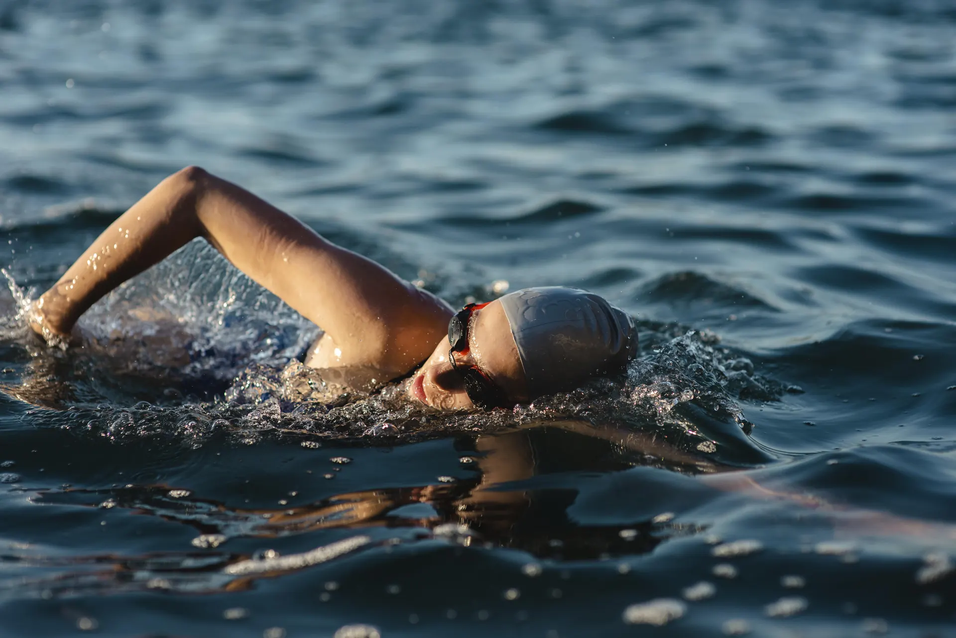 Triatleta nadando em águas abertas — avaliação médica e fisiológica para triatletas em Curitiba