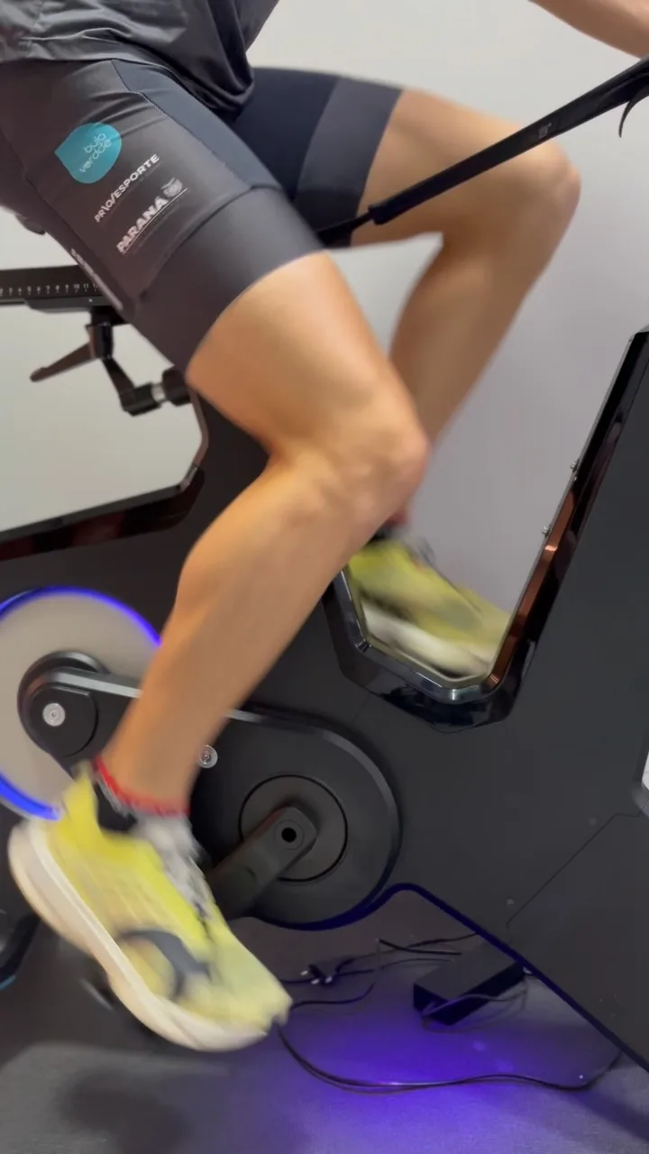 Ciclista no cicloergômetro do IEMEX Performance