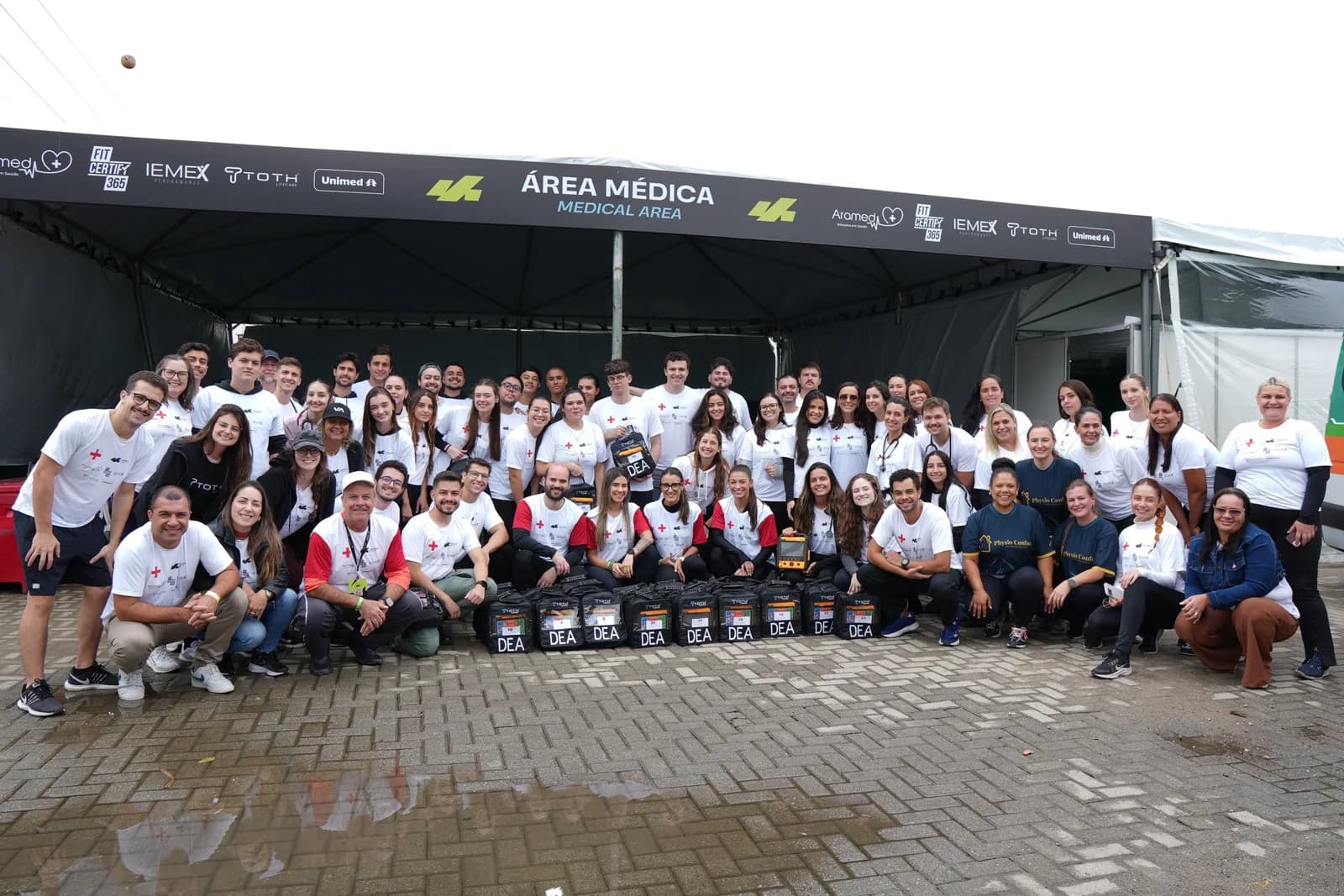 Área médica da Maratona Internacional do Paraná com a equipe IEMEX Performance e desfibriladores