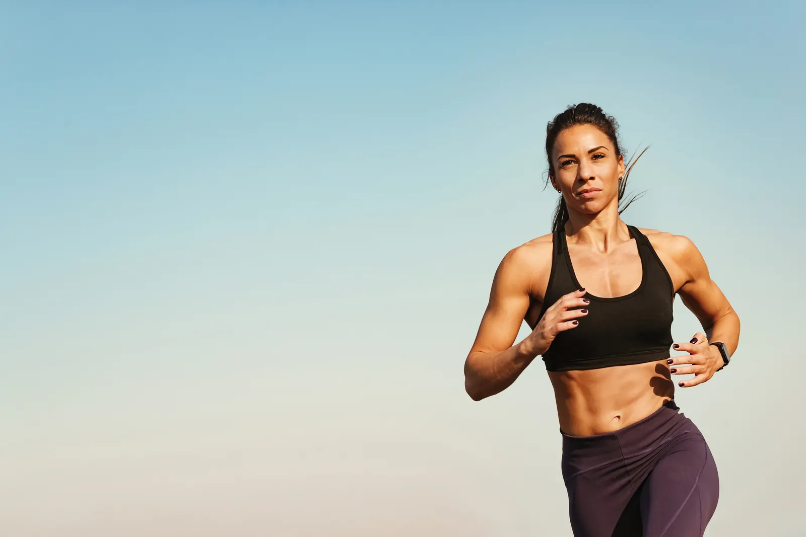 Corredora em treino ao ar livre — Ready2Run, check-up médico para corredores e atestado para provas em Curitiba