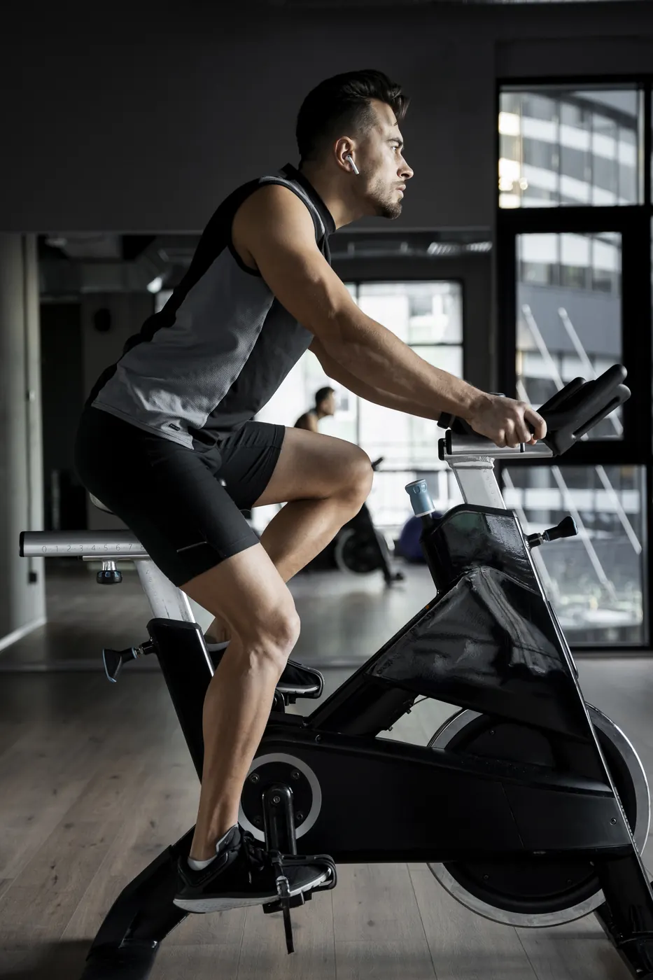 Ciclista pedalando em esforço progressivo durante teste cardiopulmonar na bike em Curitiba